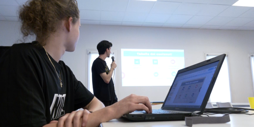 GENERAZIONI CONNESSE: GLI STUDENTI IRIGEM INSEGNANO LA TECNOLOGIA AI NONNI DI ROSA’